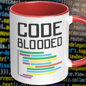 Könnte beinhalten: Weiße Keramiktasse mit rotem Rand und Henkel. Die Tasse trägt den Text "CODE BLOODED" in schwarzer Schrift und eine Grafik mit bunten Codezeilen.