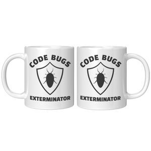 Pode incluir: Duas canecas de cer&acirc;mica branca com um gr&aacute;fico preto e branco de um inseto dentro de um escudo. O texto nas canecas diz "Code Bugs Exterminator".