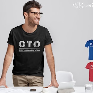 Puede incluir: Una camiseta negra con el texto "CTO Chief Troublemaking Officer" en blanco. El texto está en un estilo de fuente desgastado.