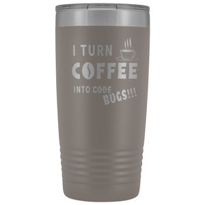 以下が含まれることがあります： 銀色の蓋が付いた灰色のステンレス製のタンブラー。タンブラーには「I turn coffee into code bugs!」という文字が刻まれています。