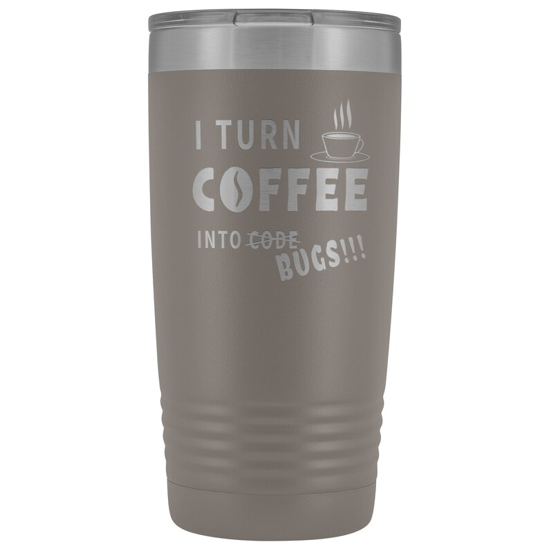 以下が含まれることがあります： 銀色の蓋が付いた灰色のステンレス製のタンブラー。タンブラーには「I turn coffee into code bugs!」という文字が刻まれています。