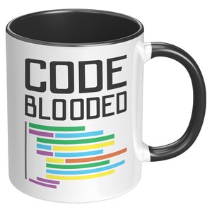 Pode incluir: Caneca de cer&acirc;mica branca com borda e al&ccedil;a pretas. A caneca tem o texto "CODE BLOODED" em letras pretas e um gr&aacute;fico de linhas coloridas.