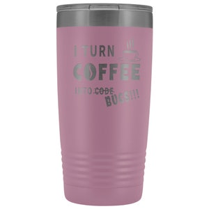 以下が含まれることがあります： 銀色の蓋が付いたピンクのステンレス製タンブラー。タンブラーには「I turn coffee into code bugs!」という文字が刻まれています。