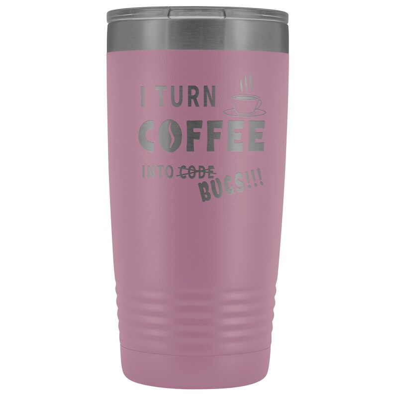 以下が含まれることがあります： 銀色の蓋が付いたピンクのステンレス製タンブラー。タンブラーには「I turn coffee into code bugs!」という文字が刻まれています。