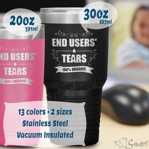 以下が含まれることがあります： 真空断熱構造のステンレス製タンブラー2個。タンブラーは591mlと887mlで、"End Users' Tears 100% Organic"の文字が刻まれています。