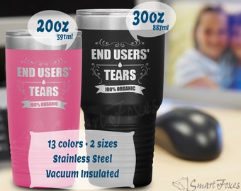 Puede incluir: Dos vasos de acero inoxidable con diseño de aislamiento al vacío. Los vasos son de 591 ml y 887 ml y presentan el texto "End Users' Tears 100% Organic".