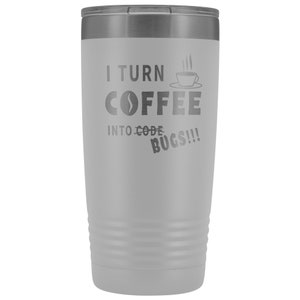以下が含まれることがあります： グレーのステンレススチール製のタンブラーで、白いデザインで「I turn coffee into code bugs!!!」と書いてあり、コーヒーカップと蒸気のグラフィックが描かれています。