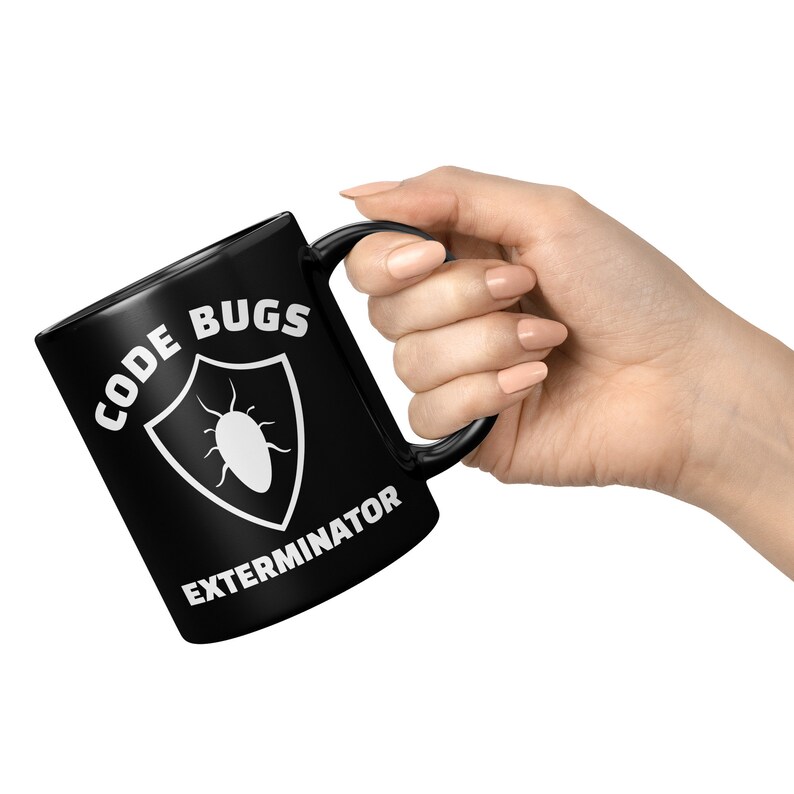 Pode incluir: Caneca de caf&eacute; preta com texto branco que diz "Code Bugs Exterminator" e um gr&aacute;fico de bug branco dentro de um escudo.