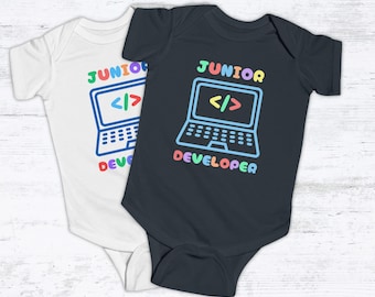 Zabawny dziecięcy kombinezon Junior Developer, prezent na baby shower dla rodzica-programisty. Geekowski kombinezon dla informatyków i inżynierów oprogramowania.