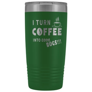 以下が含まれることがあります： 白い文字で「I turn coffee into code bugs!」と書かれた緑色のステンレス製タンブラー。タンブラーには銀色の蓋が付いており、テキストの上に蒸気が出ているコーヒーカップが描かれています。