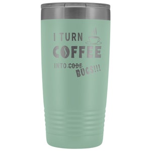 以下が含まれることがあります： 銀色の蓋が付いた緑色のステンレス製のタンブラー。タンブラーには「I turn coffee into code bugs!」という文字が印刷されています。