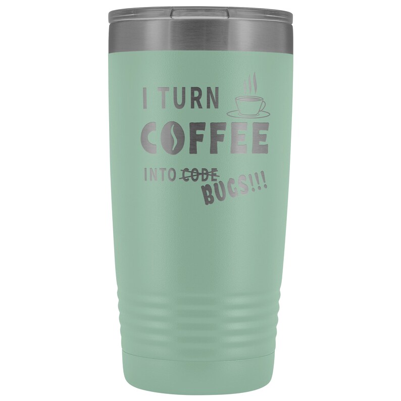 以下が含まれることがあります： 銀色の蓋が付いた緑色のステンレス製のタンブラー。タンブラーには「I turn coffee into code bugs!」という文字が印刷されています。