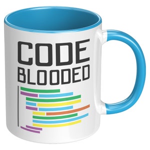 Pode incluir: Caneca de cer&acirc;mica branca com borda e al&ccedil;a azuis. A caneca tem o texto "CODE BLOODED" em letras pretas e um gr&aacute;fico de um editor de c&oacute;digo com linhas de c&oacute;digo coloridas.