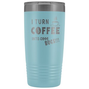 以下が含まれることがあります： 銀色の蓋が付いた薄い青色のステンレス製のタンブラー。タンブラーには「I turn coffee into code bugs!」という文字が印刷されています。