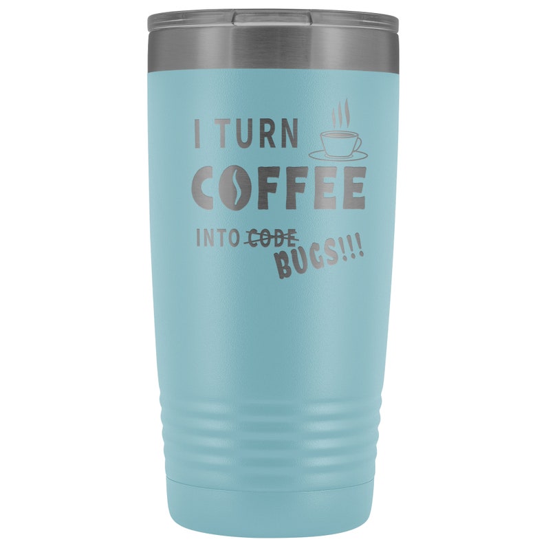 以下が含まれることがあります： 銀色の蓋が付いた薄い青色のステンレス製のタンブラー。タンブラーには「I turn coffee into code bugs!」という文字が印刷されています。