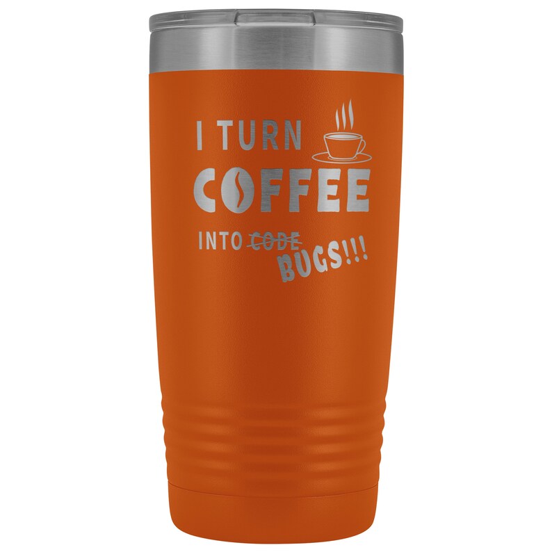 以下が含まれることがあります： 銀色の蓋と「I turn coffee into code bugs!」という銀色の文字が書かれたオレンジ色のステンレス製タンブラーです。