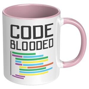 Pode incluir: Caneca de cer&acirc;mica branca com borda e al&ccedil;a rosa. A caneca tem o texto "CODE BLOODED" impresso em preto. Abaixo do texto, h&aacute; um gr&aacute;fico estilizado de linhas de c&oacute;digo em v&aacute;rias cores.