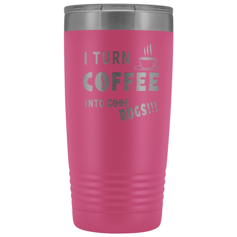 以下が含まれることがあります： 銀色の蓋が付いたピンクのステンレス製タンブラー。タンブラーには「I turn coffee into code bugs!」という文字が刻まれています。
