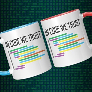 In Code We Trust Akzent-Tasse für Programmierer, Coding Geeks und Software Engineers