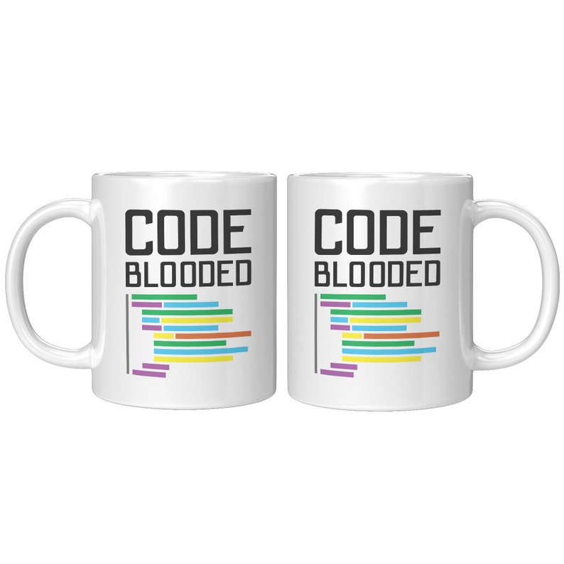 Pode incluir: Duas canecas de cer&acirc;mica branca com al&ccedil;as pretas. Ambas as canecas apresentam o texto "CODE BLOODED" em preto com um gr&aacute;fico colorido de c&oacute;digo abaixo do texto.