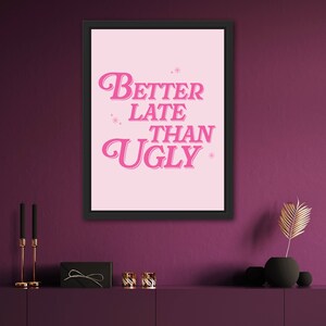 Mejor tarde que feo cartel rosa – Descarga digital – / Arte de la pared del baño / Decoración del dormitorio de moda / Cartel rosa de Barbie femenina / Arte de la pared del dormitorio