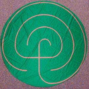Laberinto portátil PEQUEÑO personalizado para meditación en casa, TAMAÑO PERSONAL, tela de piso de estilo clásico antiguo para caminar con 3 circuitos
