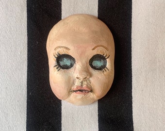 Pin de cabeza de muñeca de bebé espeluznante