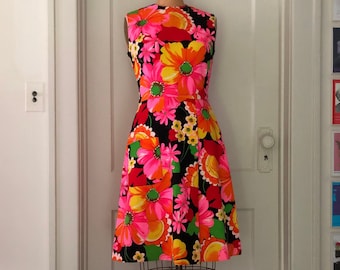 Vestido vintage hawaiano con estampado floral tropical de los años 60