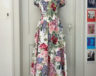 Vintage 1980er Jahre Trägerloses Kleid mit Blumenbouquet