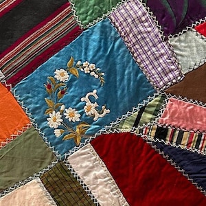 Seção de colcha Crazy Quilt requintada - Letra “E” e flores, ponto de pena Emb dos anos 1800