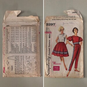 Può includere: Busta di cartamodello Simplicity vintage, con un'illustrazione di un outfit rosso e bianco. La busta mostra il numero 3297, la taglia 9 e il testo "Simple to make". La busta è leggermente usurata, con pieghe e strappi visibili.