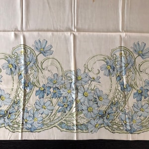 Tessuto in seta con bordo floreale e a spirale in stile Art Nouveau