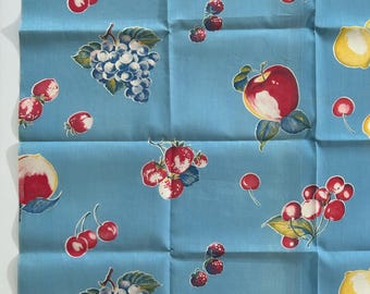 1950er Jahre Äpfel, Kirschen, Birnen, Trauben & Erdbeeren auf blauem Textil