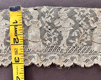 Incroyable dentelle antique - Motifs homme et femme sur dentelle de Malines avec bord picot