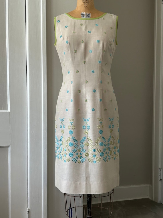 Elegant Embroidered Floral Border Vintage 1960s Linen Sheath