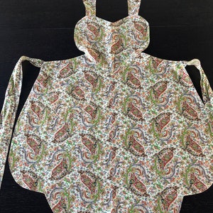 Paisley Apron w/ Heart Apron & Pocket-- Vintage 1950s