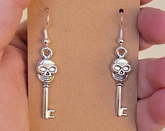 10pcs Tibetan Alloy Skeleton Key & Heart Lock Charms Antique Silver Pendant 11mm 10pcs Tibetan Alloy Skeleton Key & Heart Lock Charms Antique Silver Pendant 11mm