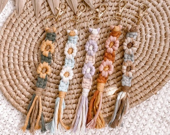 Macrame Flower Keychain | Boho Daisy Keychains | Macrame Flower Accessories | Flower Lover Gift Ideas | Sunflower Keychain