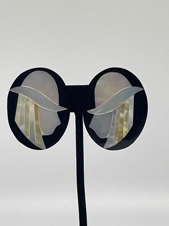 Gorgeous shell pierced earrings - image 1