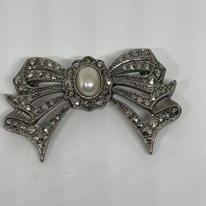 Enamel & Rhinestone U-PIC Silvertone Goldtone Details about   Vintage Selection of Brooches 