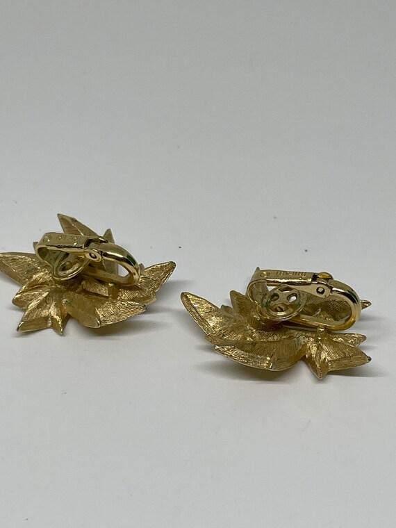 Vintage Crown Trifari goldtone clip on earrings - image 6