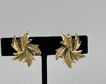 Vintage Crown Trifari goldtone clip on earrings