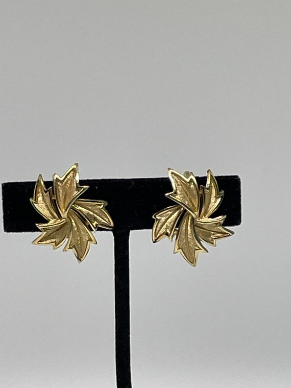 Vintage Crown Trifari goldtone clip on earrings - image 1