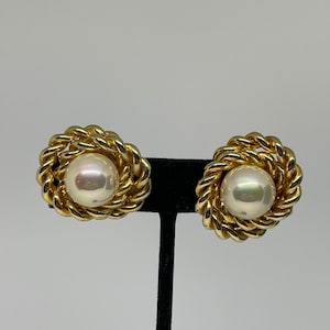 Vintage goldtone faux pearl clip on earrings