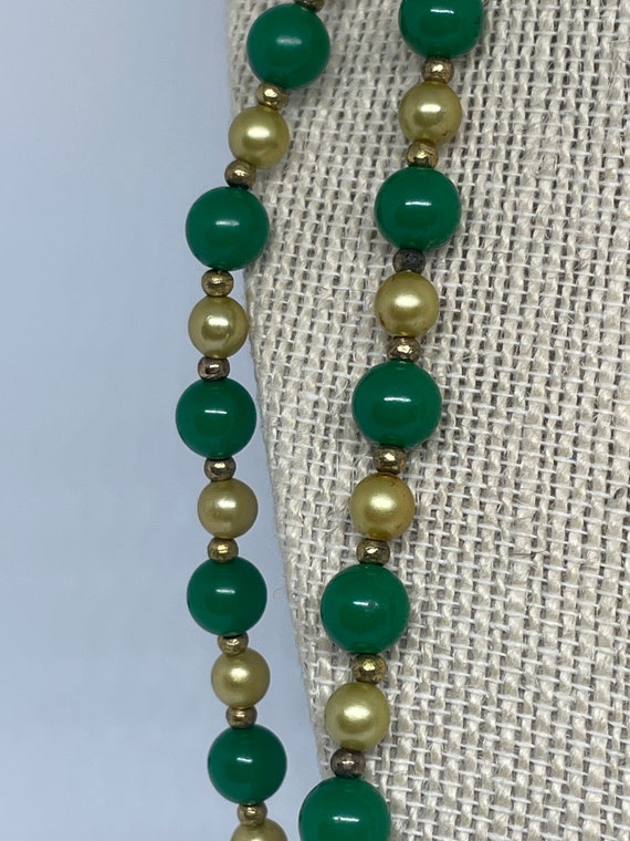 Vintage green and goldtone color beaded necklace - image 2
