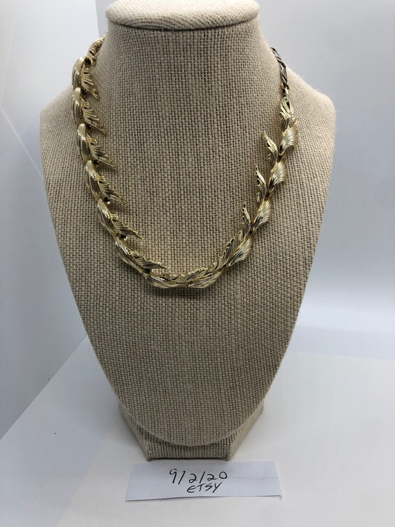 Gorgeous Lisner Goldtone Leaf Necklace