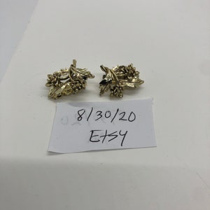 Vintage goldtone clip on earrings