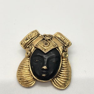 Beautiful unique goldtone brooch