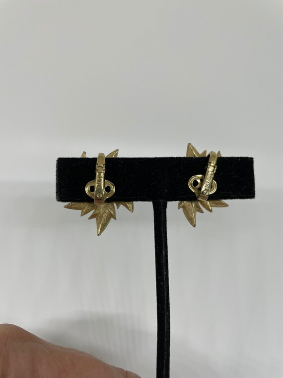Vintage Crown Trifari goldtone clip on earrings - image 2
