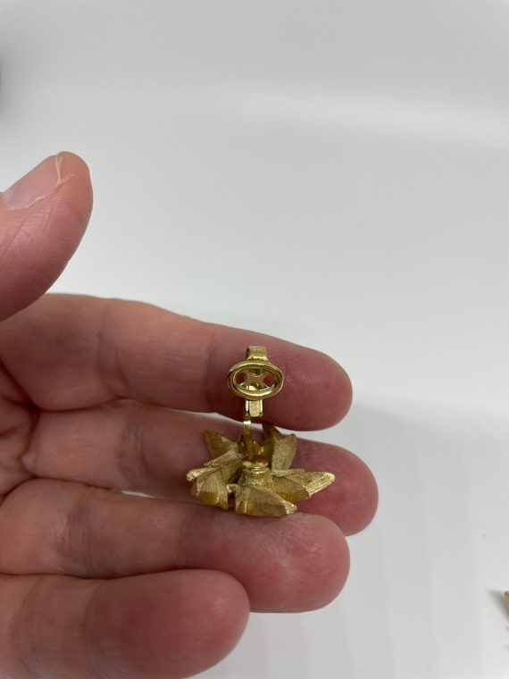 Vintage Crown Trifari goldtone clip on earrings - image 7